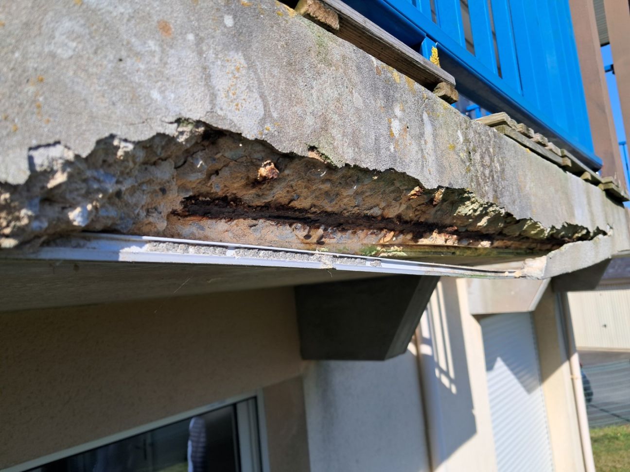 Eclatement d'un nez de balcon par corrosion des armatures due à un enrobage trop faible et une ambiance saline